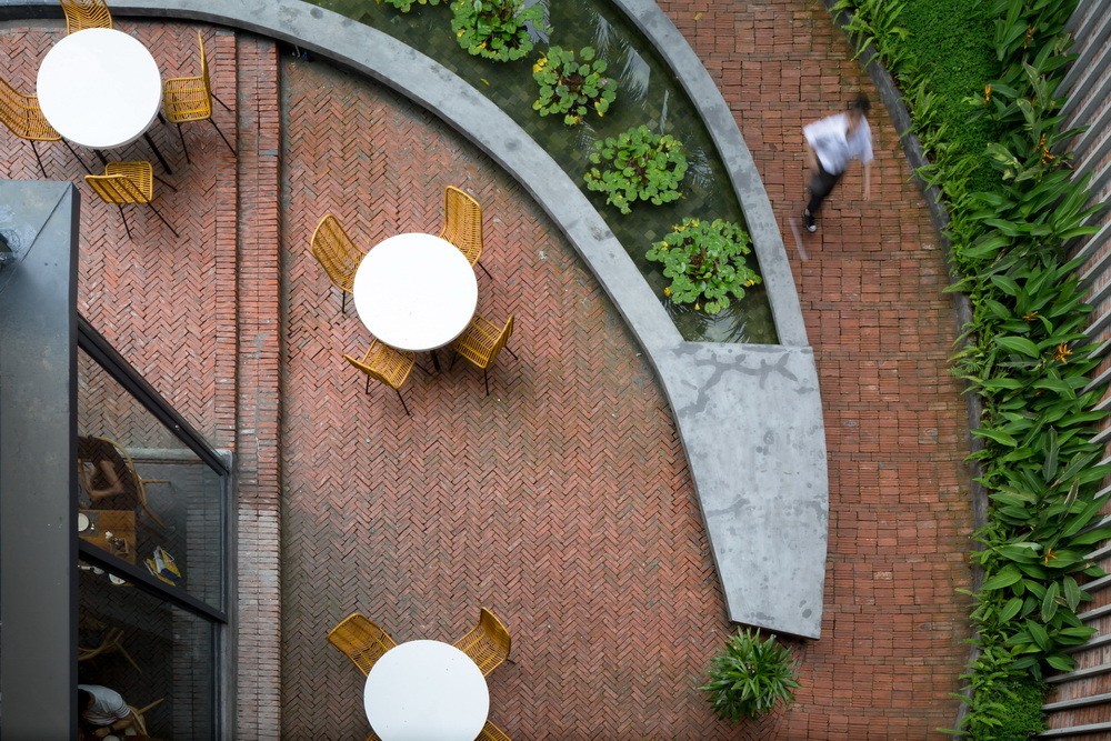 A Bangkok Restaurant with Courtyard Scenery and a Lively Social Atmosphere-Daviana Group A Bangkok Restaurant with Courtyard Scenery and a Lively Social Atmosphere-Daviana Group