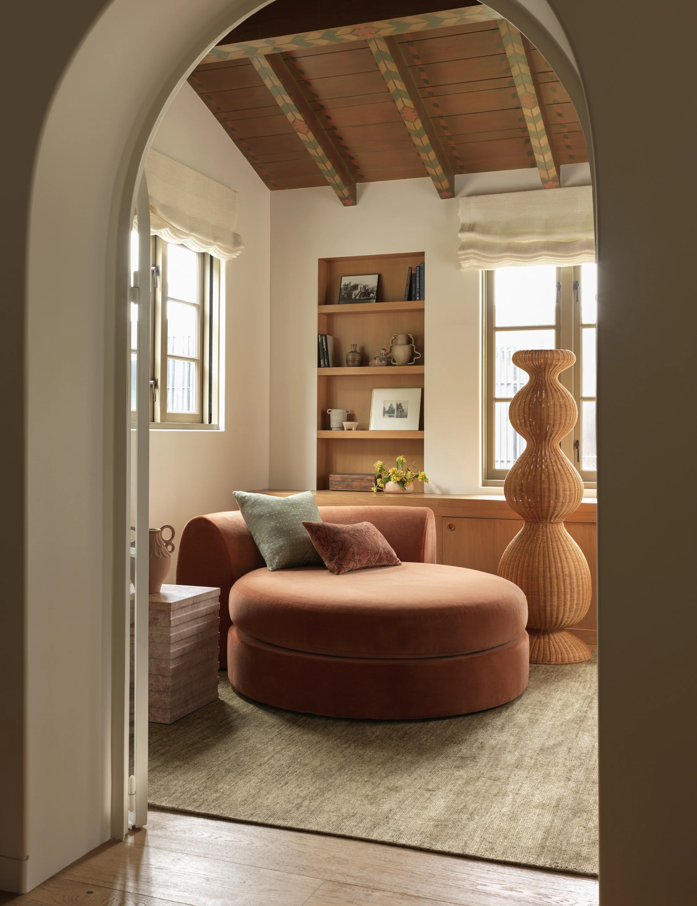 2026050910334365 Curved Velvet Sofa