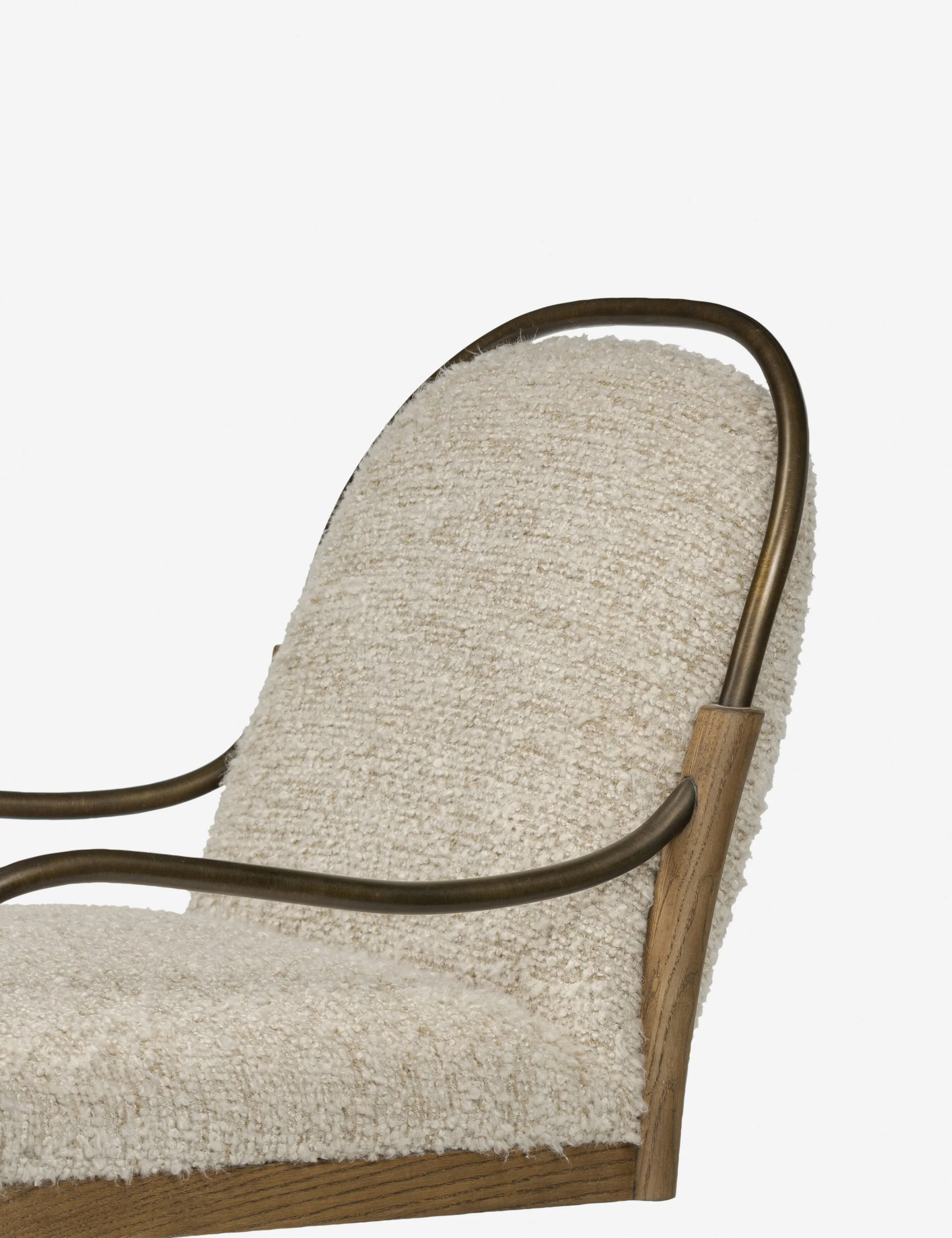 2026052109271064 A Stylish Office Chair
